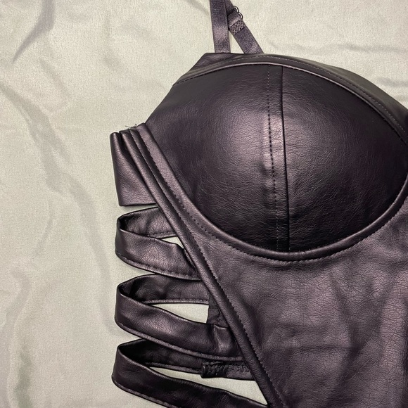 Black Crop Top đź–¤ - Picture 2 of 5